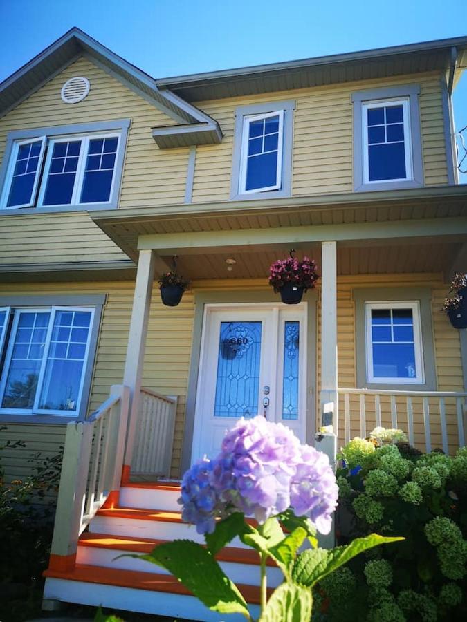 Maison Chaleureuse, Energetique Et Florale Шербрук Екстериор снимка