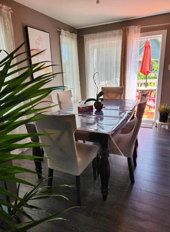 Maison Chaleureuse, Energetique Et Florale Шербрук Екстериор снимка